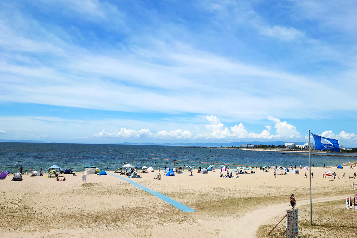 You can enjoy a variety of marine sports and playing in the sea.